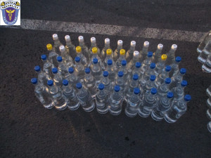 Olomoučtí celníci zadrželi řidiče s plným kufrem plastových lahví s alkoholem