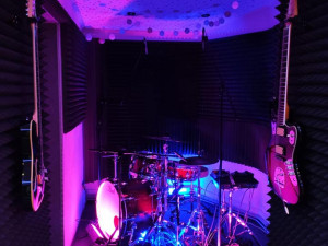 ŽIVĚ: Přímý přenos koncertu skupiny O5 a Radeček v rámci Koule stream