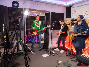 ŽIVĚ: Přímý přenos koncertu skupiny O5 a Radeček v rámci Koule stream