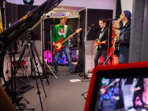 ŽIVĚ: Přímý přenos koncertu skupiny O5 a Radeček v rámci Koule stream