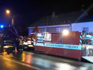 V Dolanech v noci na neděli došlo k autonehodě a následnému požáru domu, dva zranění