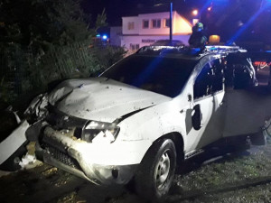 V Dolanech v noci na neděli došlo k autonehodě a následnému požáru domu, dva zranění