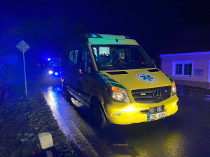 V Dolanech v noci na neděli došlo k autonehodě a následnému požáru domu, dva zranění