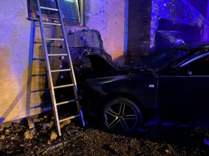 V Dolanech v noci na neděli došlo k autonehodě a následnému požáru domu, dva zranění