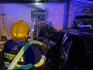 V Dolanech v noci na neděli došlo k autonehodě a následnému požáru domu, dva zranění