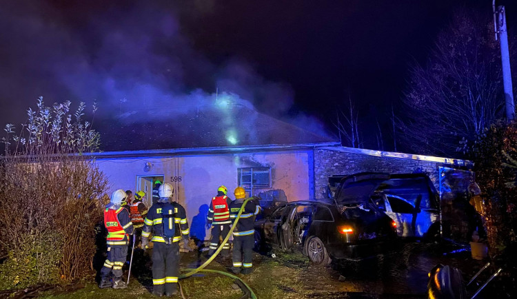 V Dolanech v noci na neděli došlo k autonehodě a následnému požáru domu