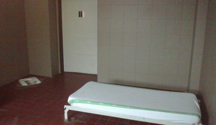 Záchytka v Hradci má o Vánocích volno, opilci musí do Pardubic