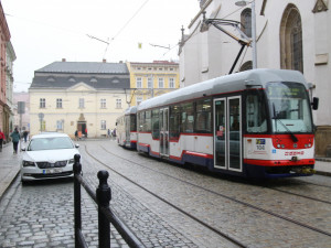 Ulice 8. května je opět v provozu. Stává se z ní napůl pěší zóna