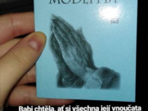 Nejhorší dárky? Těhotenské testy a dětská bodyčka, rodiče tak říkají svým dětem, že by už rádi vnoučata