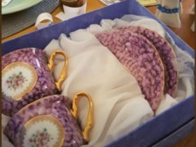 Nejhorší dárky? Těhotenské testy a dětská bodyčka, rodiče tak říkají svým dětem, že by už rádi vnoučata