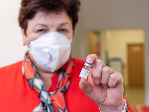 FOTO: Očkování zdravotníků ve FN Olomouc začalo. Vakcína je jediná naděje, říká doktor