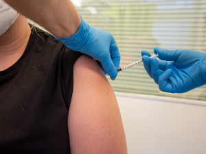 FOTO: Očkování zdravotníků ve FN Olomouc začalo. Vakcína je jediná naděje, říká doktor