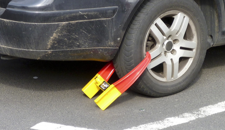 K Vánocům dostala auto, radost z něj však ženu brzy opustila