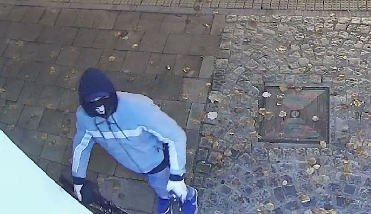 záběr z kamerového záznamu