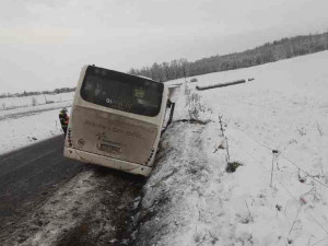 Cestujícím z havarovaného autobusu museli ven pomáhat hasiči
