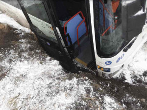 Cestujícím z havarovaného autobusu museli ven pomáhat hasiči