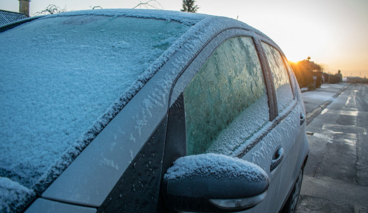 Pozor na námrazu, sníh a led na autech. Koledujete si o pokutu