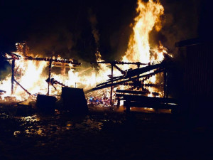 FOTO: Hasiči zasahovali v noci u většího požáru dřevostavby. Škoda? Přes 400 tisíc