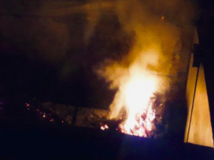 FOTO: Hasiči zasahovali v noci u většího požáru dřevostavby. Škoda? Přes 400 tisíc