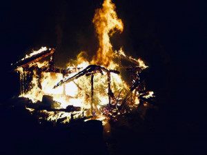 FOTO: Hasiči zasahovali v noci u většího požáru dřevostavby. Škoda? Přes 400 tisíc