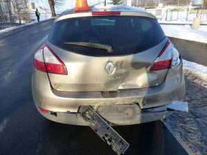 FOTO: Včas nedobrzdil a způsobil vysokou škodu i na dalších autech. Policie apeluje na řidiče