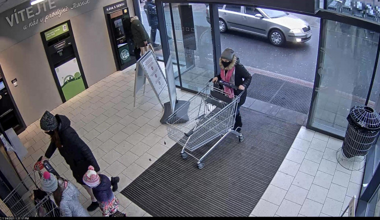 Jeseničtí kriminalisté žádají o pomoc při vyšetřování případu okradené seniorky