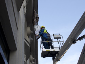 FOTO/VIDEO: Sochu Lupiče obléklo muzeum do antikovidového oblečku. Ten má dvojí význam