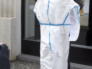 FOTO/VIDEO: Sochu Lupiče obléklo muzeum do antikovidového oblečku. Ten má dvojí význam