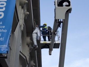 FOTO/VIDEO: Sochu Lupiče obléklo muzeum do antikovidového oblečku. Ten má dvojí význam