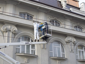 FOTO/VIDEO: Sochu Lupiče obléklo muzeum do antikovidového oblečku. Ten má dvojí význam