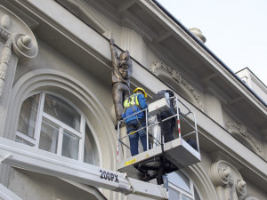 FOTO/VIDEO: Sochu Lupiče obléklo muzeum do antikovidového oblečku. Ten má dvojí význam