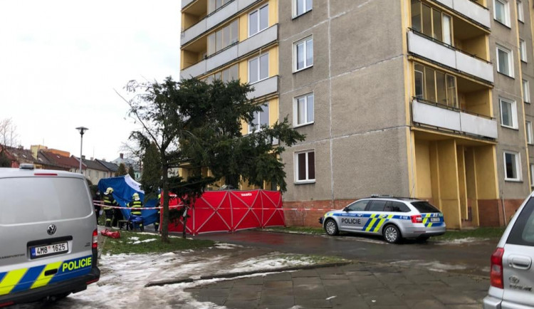 Mladý muž ve čtvrtek skočil ze 13. patra domu. Záchranáři mu již nedokázali pomoci