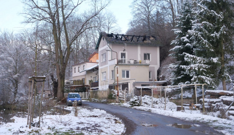 Mladá rodina s ani ne ročním dítětem přišla kvůli požáru o domov. Lidé jim poslali už 430 tisíc