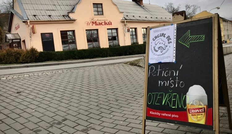 Restaurace U Macků na Svatém Kopečku v sobotu otevřela návštěvníkům. Majitel se připojil k iniciativě Chcípl PES