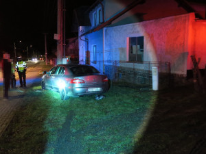 Opilý mladík nezvládl rychlou jízdu ze Sv. Kopečku. V Samotiškách boural do sloupu