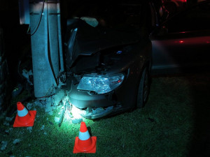 Opilý mladík nezvládl rychlou jízdu ze Sv. Kopečku. V Samotiškách boural do sloupu