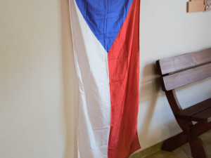 VIDEO: Otevřenou restauraci o víkendu několikrát navštívila policie. Provozovatel přesto zavřít nehodlá