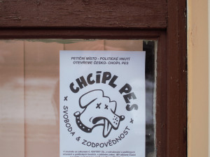 VIDEO: Otevřenou restauraci o víkendu několikrát navštívila policie. Provozovatel přesto zavřít nehodlá