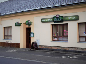 VIDEO: Otevřenou restauraci o víkendu několikrát navštívila policie. Provozovatel přesto zavřít nehodlá
