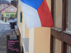 VIDEO: Otevřenou restauraci o víkendu několikrát navštívila policie. Provozovatel přesto zavřít nehodlá