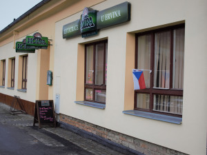 VIDEO: Otevřenou restauraci o víkendu několikrát navštívila policie. Provozovatel přesto zavřít nehodlá