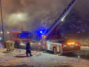FOTO, VIDEO: Při požáru bytového domu v Moravském Berouně zemřel jeden člověk