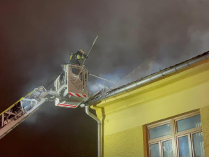 Při požáru bytového domu v Moravském Berouně zemřel jeden člověk.