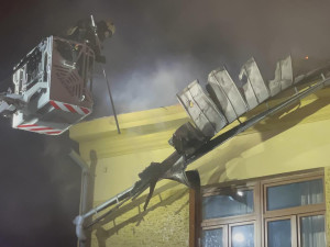 Při požáru bytového domu v Moravském Berouně zemřel jeden člověk.