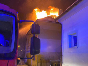 Při požáru bytového domu v Moravském Berouně zemřel jeden člověk.