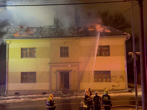 Při požáru bytového domu v Moravském Berouně zemřel jeden člověk.