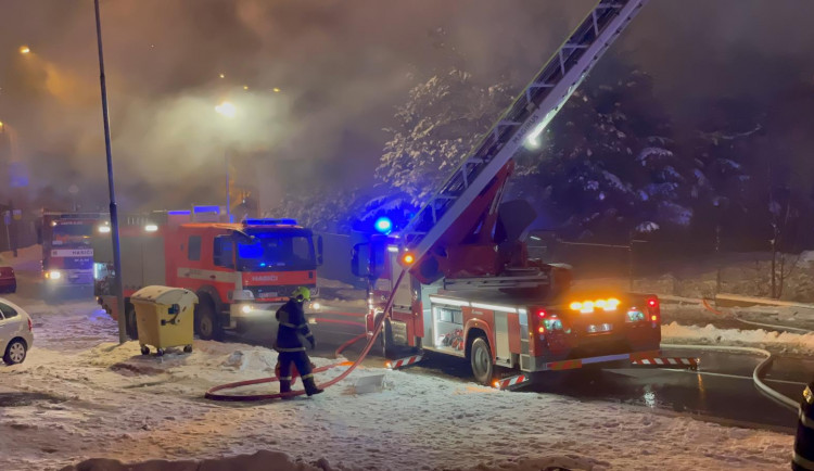 Při požáru bytového domu v Moravském Berouně zemřel jeden člověk.