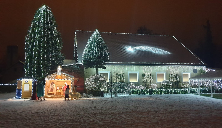 Spor kolem vánočně osvětleného domu v Jaroměři skončil na policii, ta případ odložila