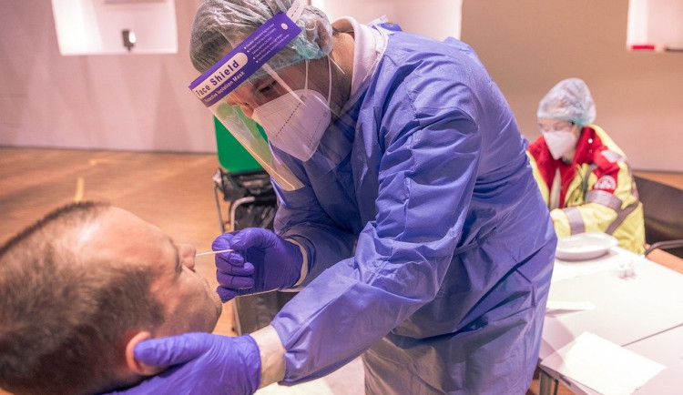 Covid-19 má nový příznak, je jím bolestivá vyrážka v ústech