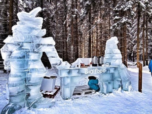 Ski areál Kopřivná zdobí obří sochy vyrobené z desítek tun ledu